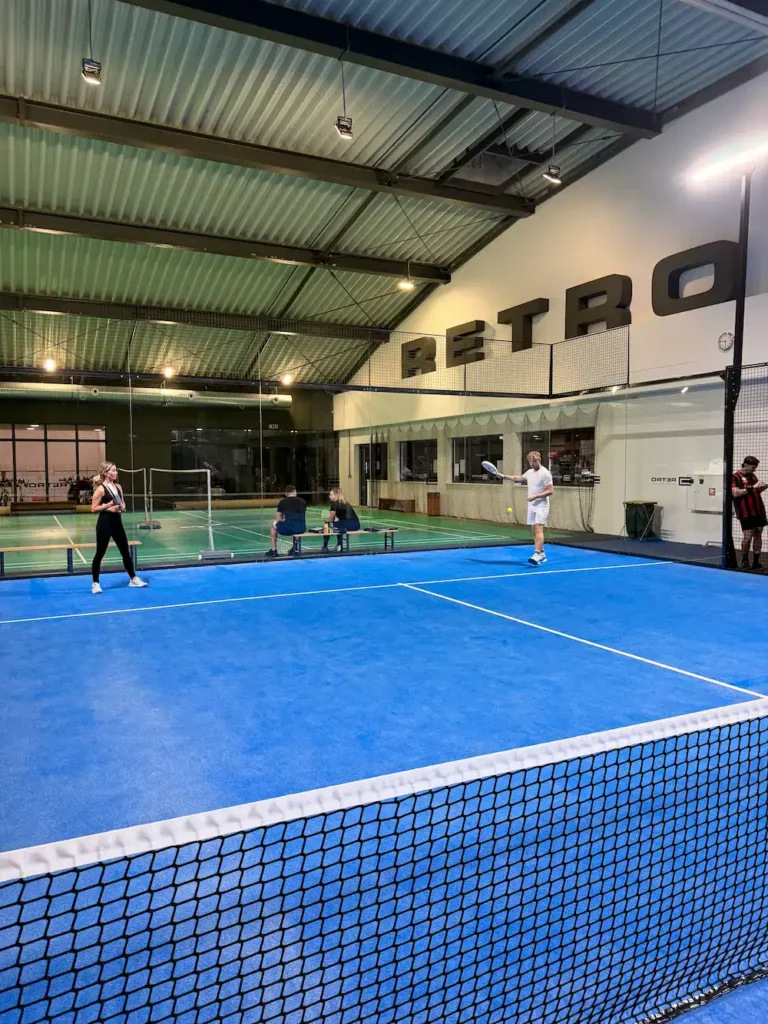 Krytý padelový kurt v hale RETRO Sport & Wellness v Bratislave Ružinove