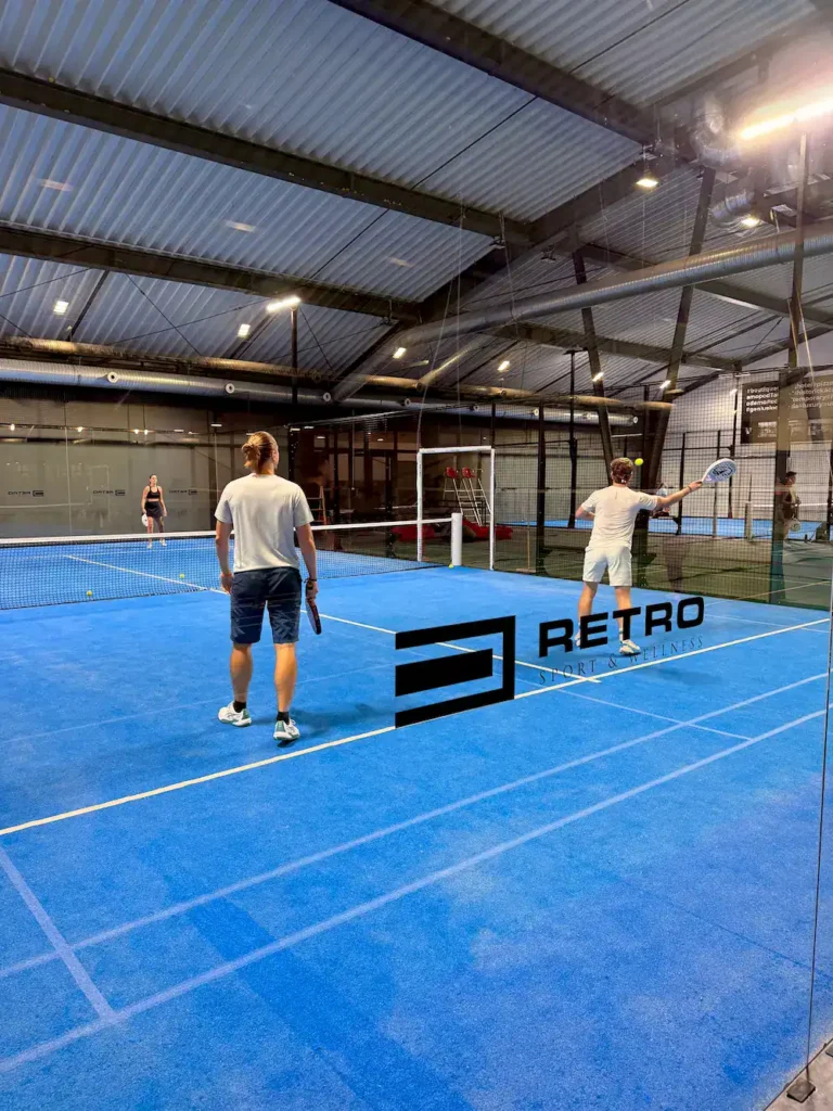 Hráči na padelovom kurte RETRO Sport & Wellness v Bratislave Ružinove