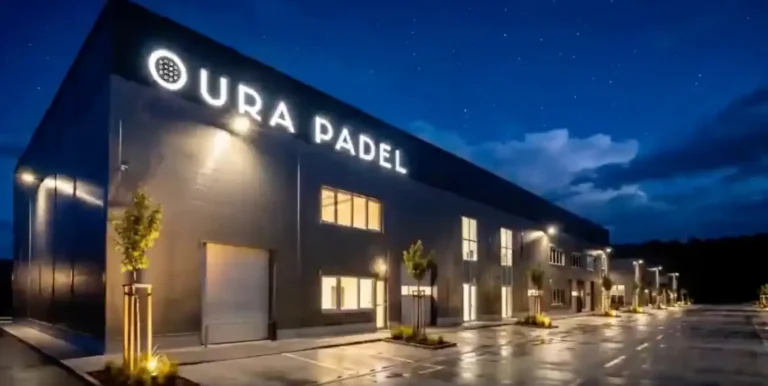 Hala OURA Padel Club v Devínskej Novej Vsi vo večernom osvetlení