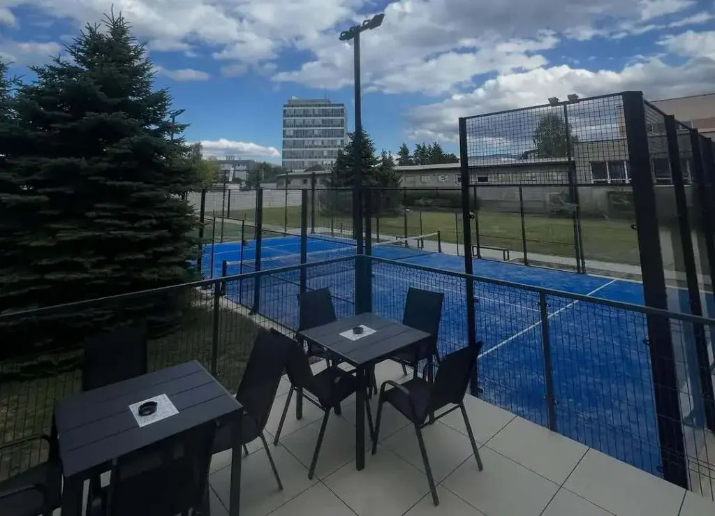 Vonkajší padelový kurt Prima Padel na Priemyselnej ulici v Žiline s terasou kaviarne