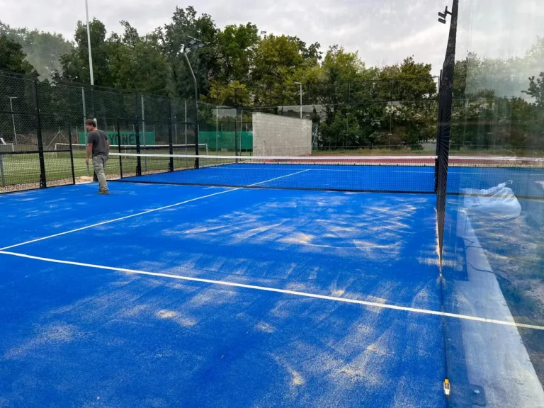 Nový padelový kurt v Teniscentre Kosmonosy s modrým povrchom, sieťou a sklenenou stenou