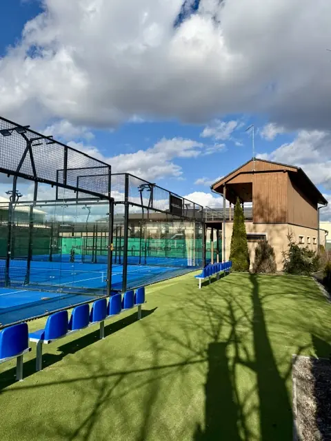 Vonkajšie padelové kurty v areáli Sportcentra MB v Mladej Boleslavi, sedadlá pre divákov a budova areálu