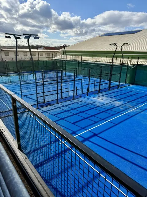 Tri vonkajšie panoramatické padelové kurty v Sportcentre MB v Mladej Boleslavi, modrý povrch a osvetlenie na stĺpoch