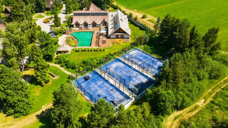 Letecký pohľad na tri padelové kurty pri vonkajšom bazéne rezortu Oravský Háj v Brezovici
