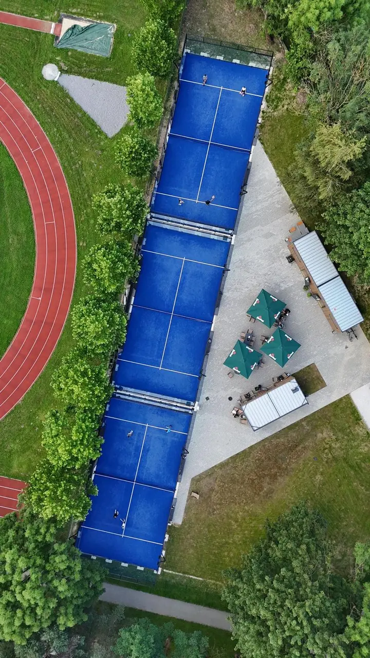 Letecký pohľad cez deň na tri vonkajšie padelové kurty Padel Point na Gemerskej ulici v Žiline a kaviareň